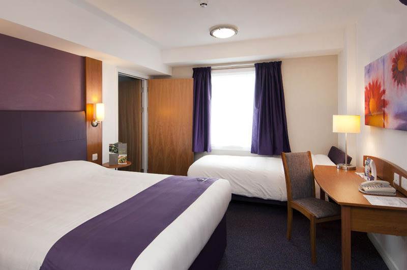 Premier Inn Huddersfield Central Zewnętrze zdjęcie