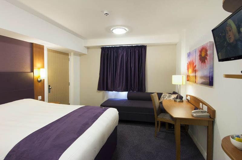 Premier Inn Huddersfield Central Zewnętrze zdjęcie